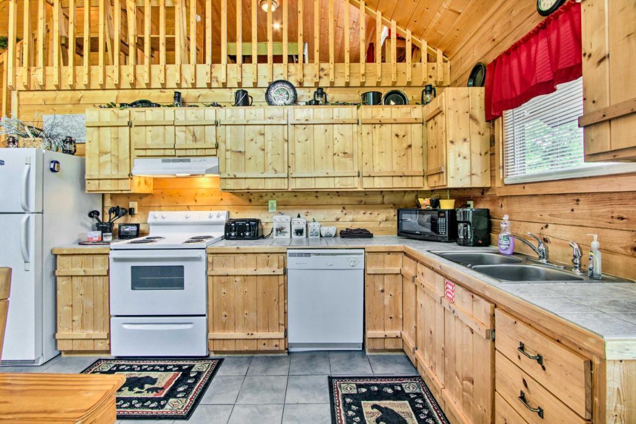 Cabin With Hot Tub And Deck About 12 Mi To Pigeon Forge! Sevierville Buitenkant foto