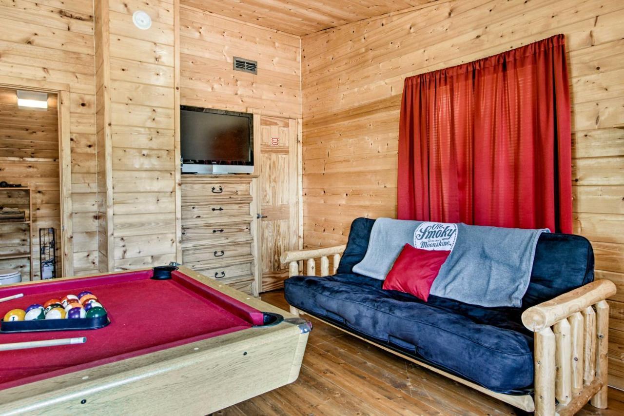 Cabin With Hot Tub And Deck About 12 Mi To Pigeon Forge! Sevierville Buitenkant foto