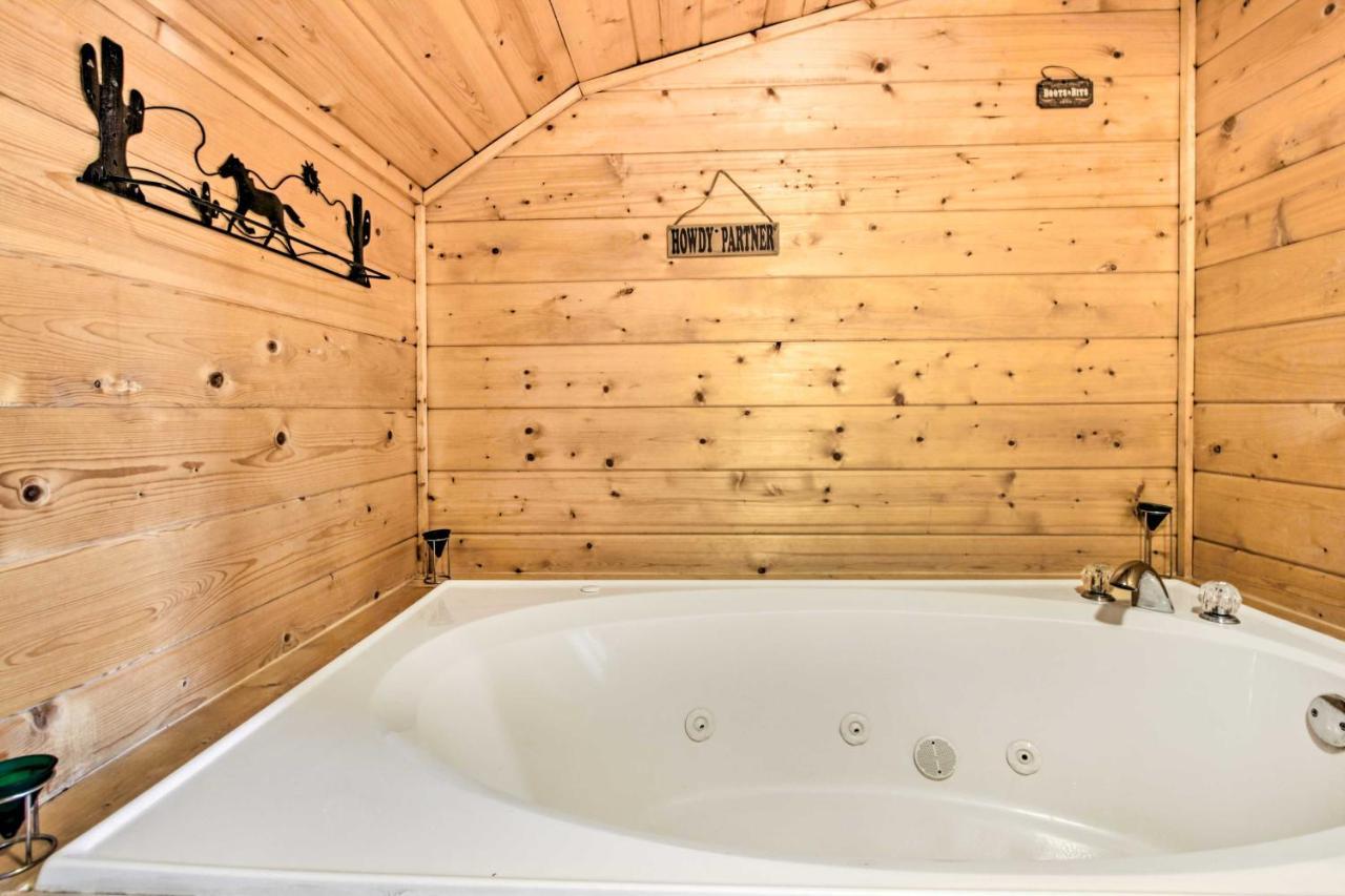 Cabin With Hot Tub And Deck About 12 Mi To Pigeon Forge! Sevierville Buitenkant foto
