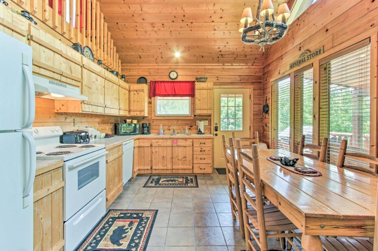 Cabin With Hot Tub And Deck About 12 Mi To Pigeon Forge! Sevierville Buitenkant foto
